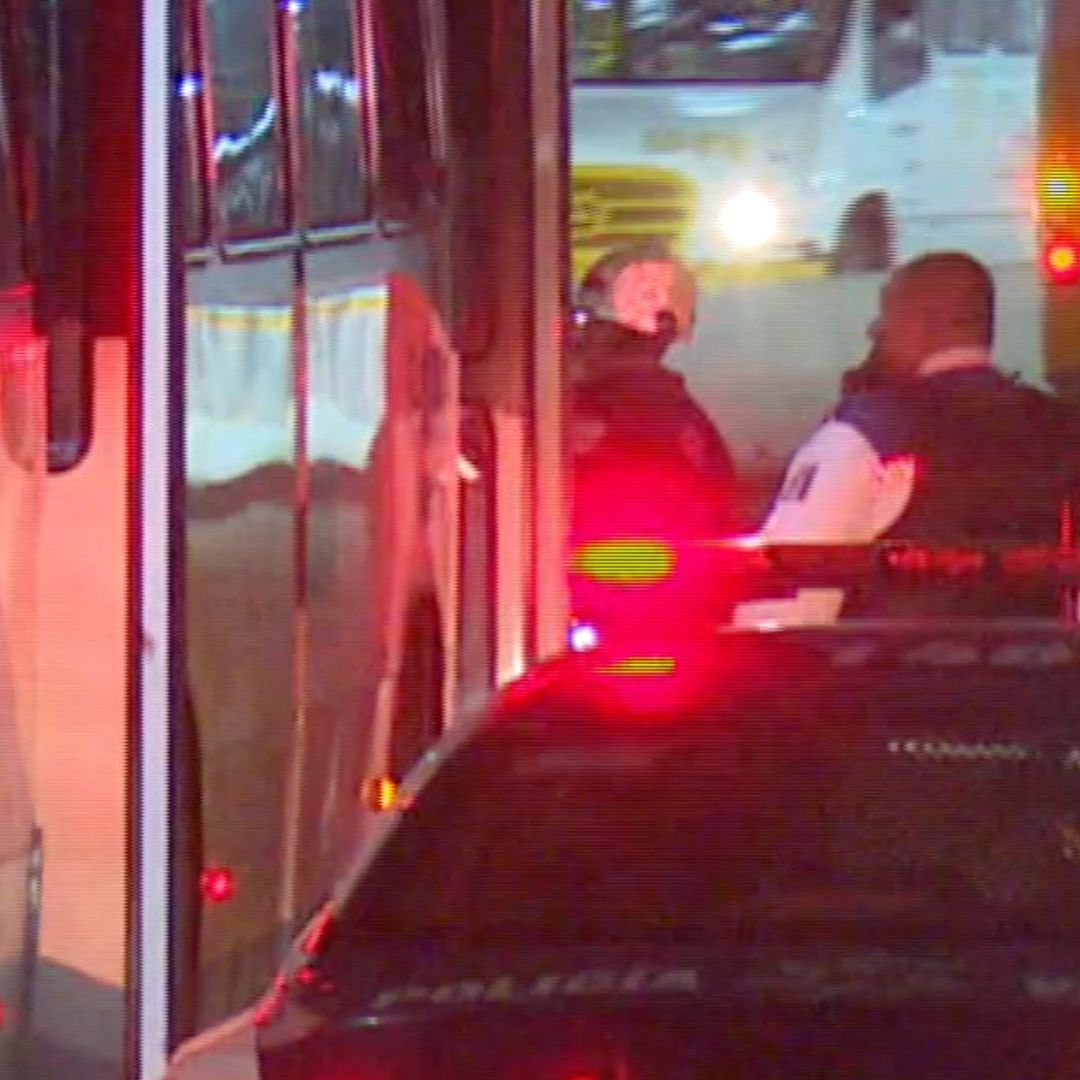 Una Mujer Embarazada y Cinco Personas Más Resultan Heridas en un Choque de Camiones en León, Guanajuato.